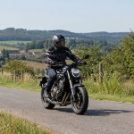 Une moto qui circule sur une route de campagne