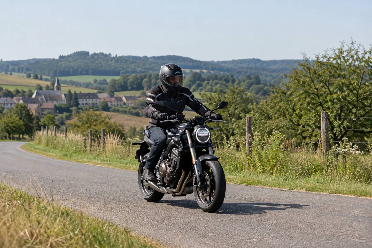 Une moto qui circule sur une route de campagne