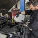 Un garagiste qui effectue une vidange d'un véhicule